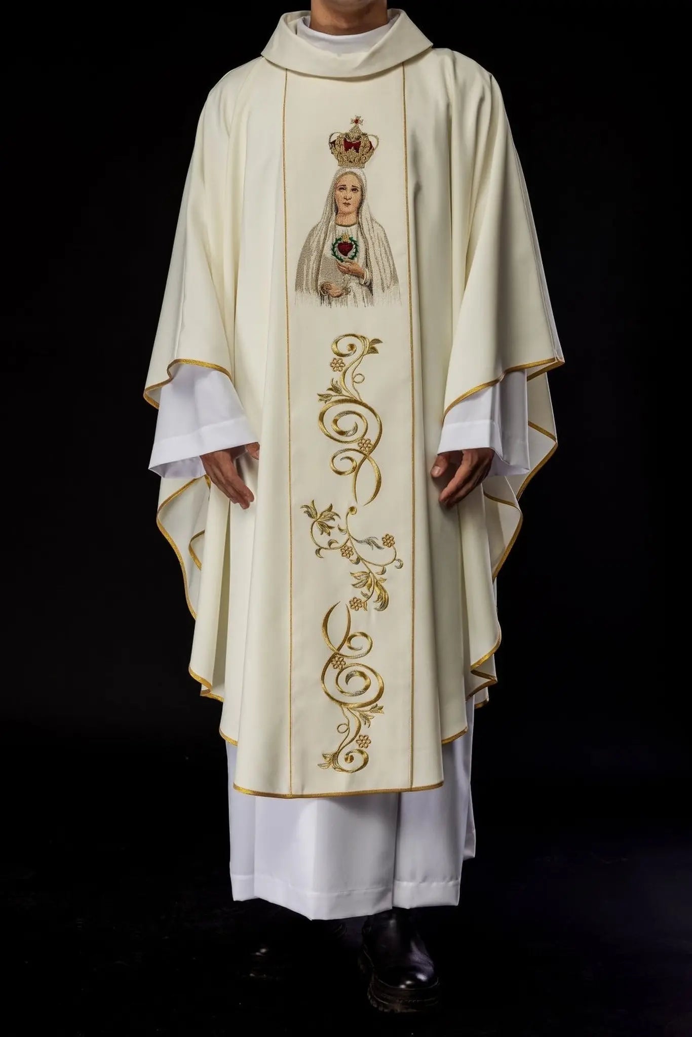 Chasuble brodée avec l'image de Notre-Dame de Fatima