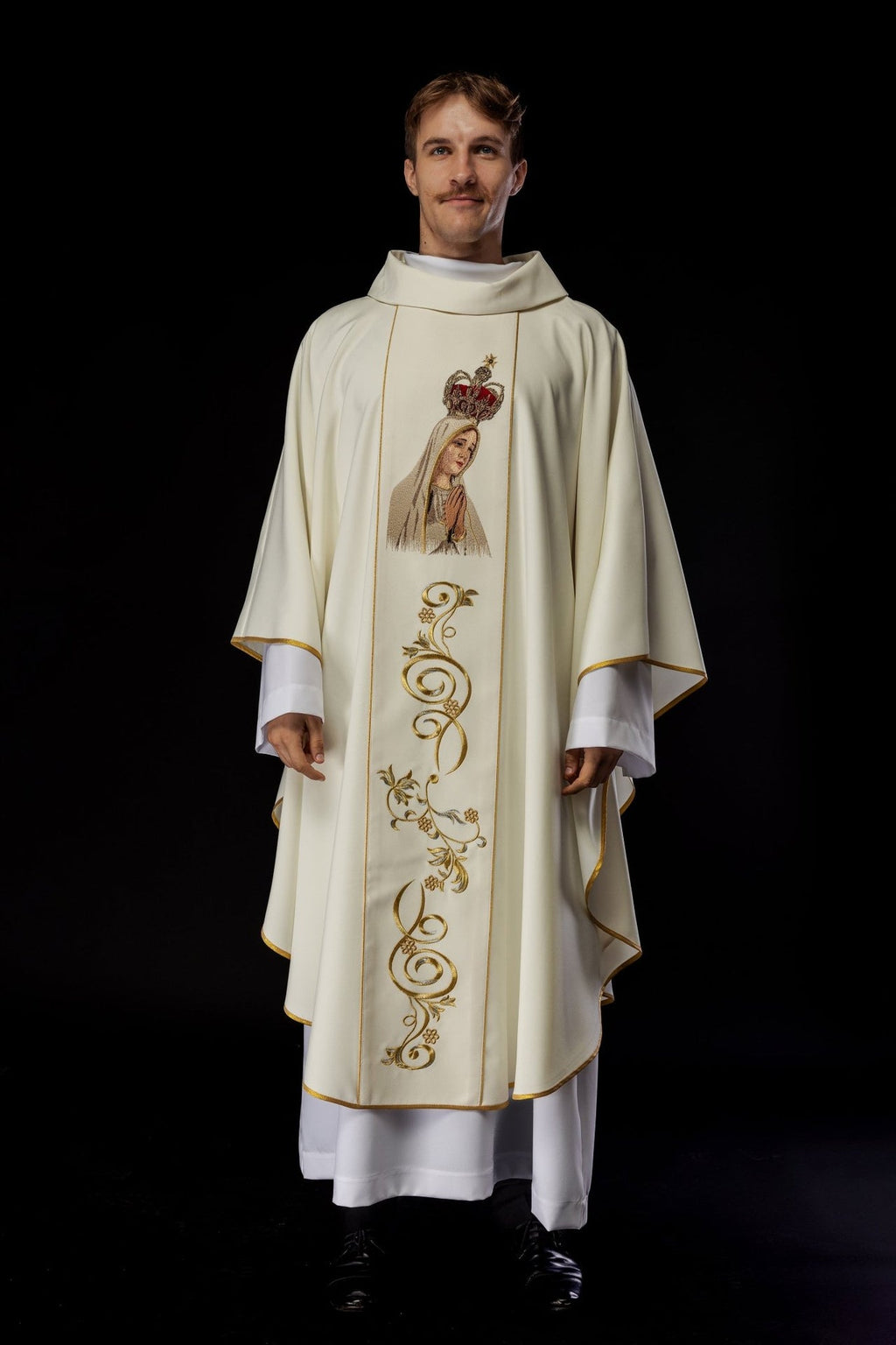 Ornat haftowany z wizerunkiem Matki Boskiej Fatimskiej