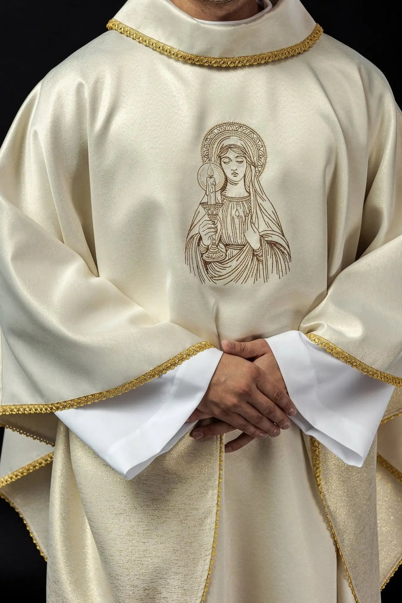 Chasuble brodée avec l'image de Notre-Dame du Tonnerre