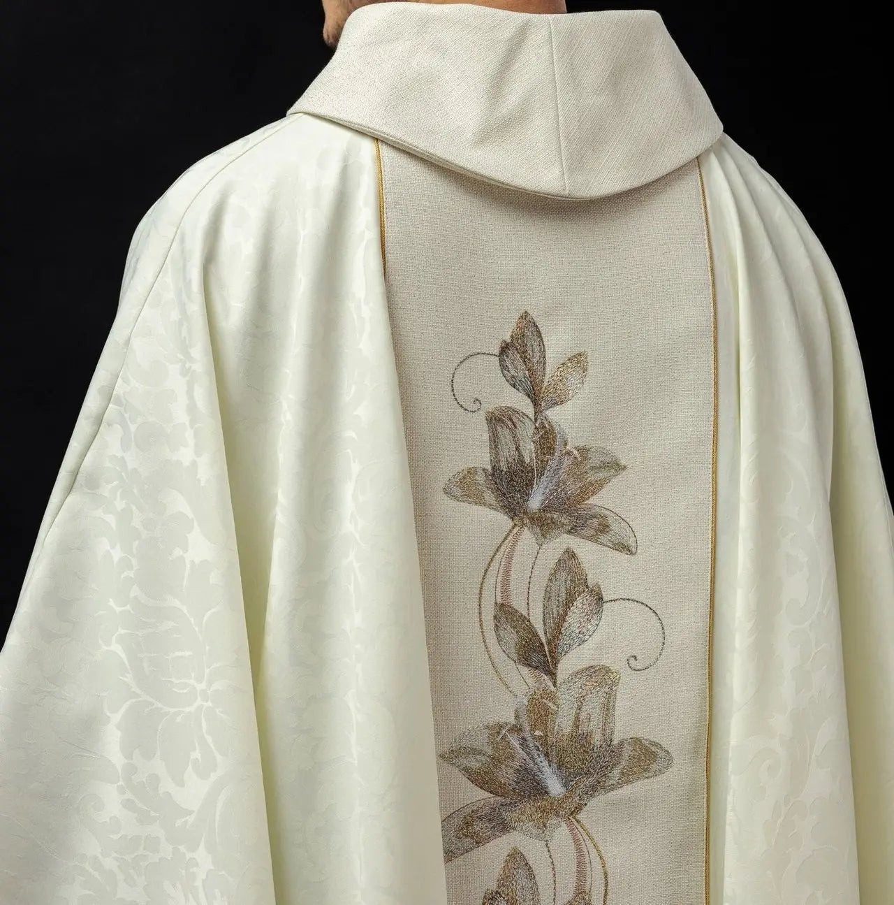 Chasuble brodée avec l'image de Notre-Dame de Guadalupe
