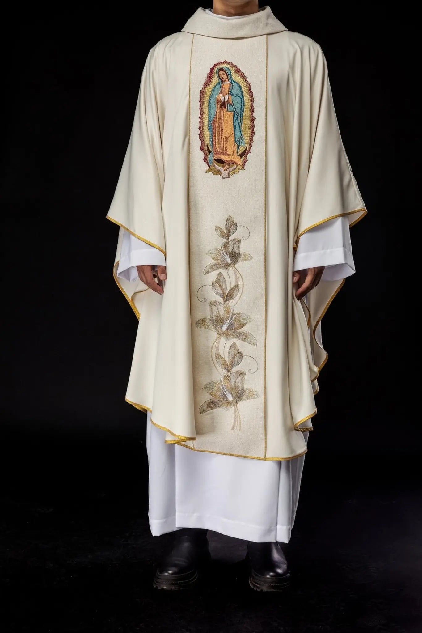 Chasuble brodée avec l'image de Notre-Dame de Guadalupe
