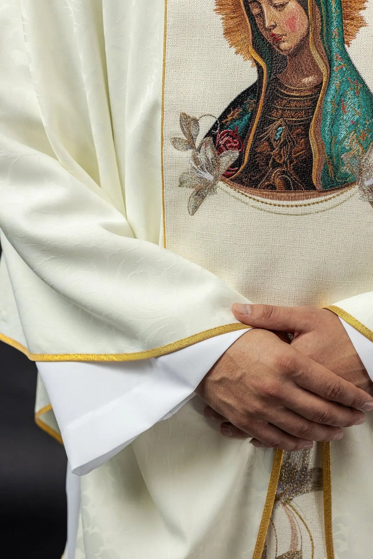 Chasuble brodée avec l'image de Notre-Dame de Guadalupe