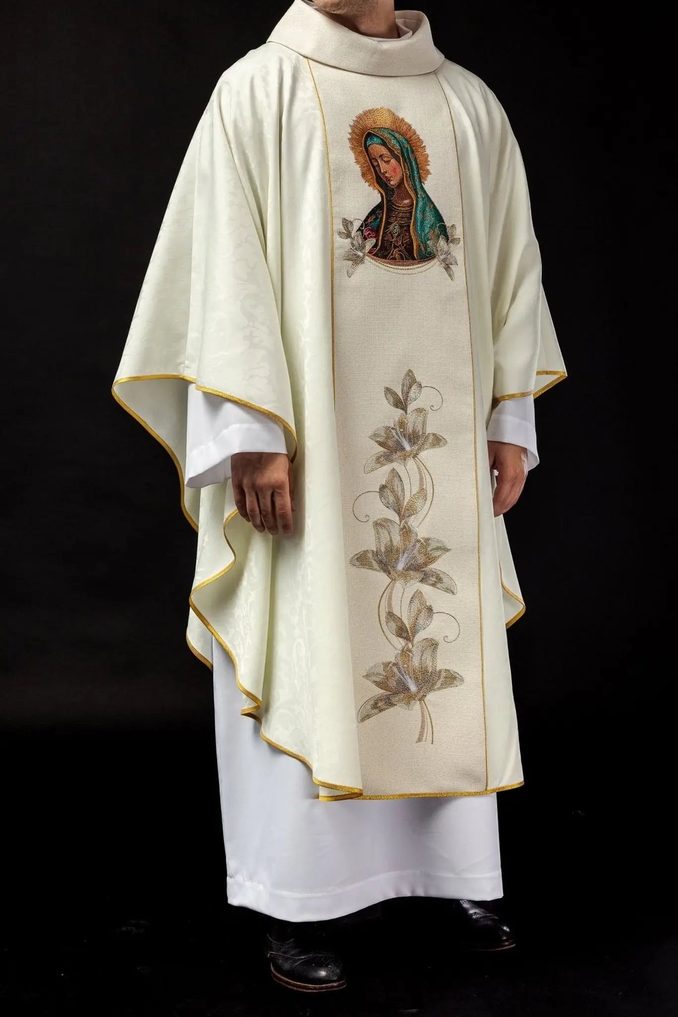 Chasuble brodée avec l'image de Notre-Dame de Guadalupe