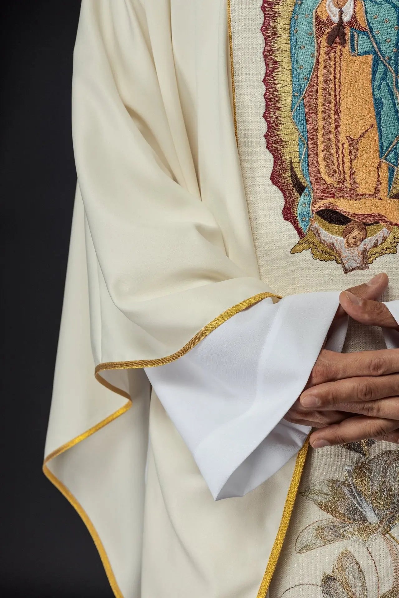 Chasuble brodée avec l'image de Notre-Dame de Guadalupe