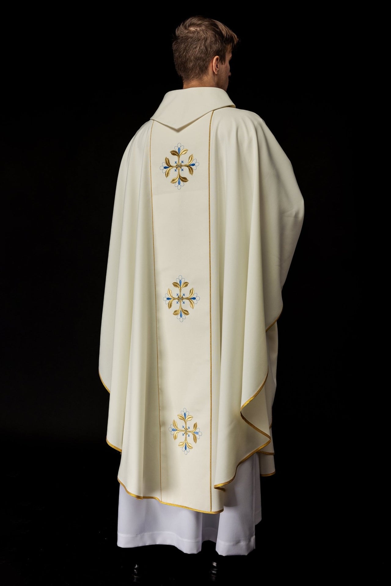 Ornat haftowany z wizerunkiem Matki Bożej Fatimskiej