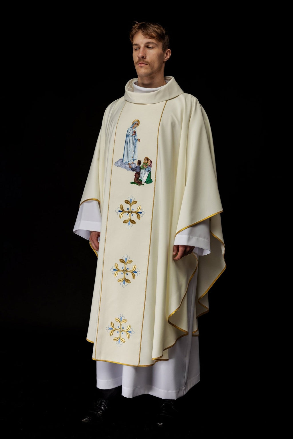Ornat haftowany z wizerunkiem Matki Bożej Fatimskiej
