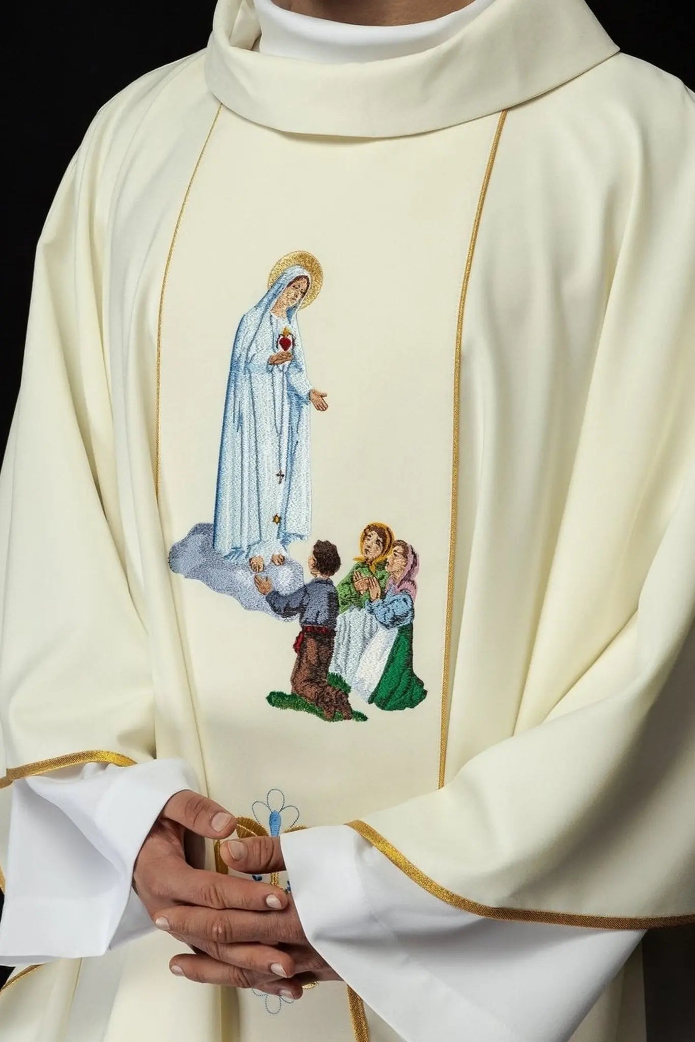 Chasuble brodée avec l'image de Notre-Dame de Fatima