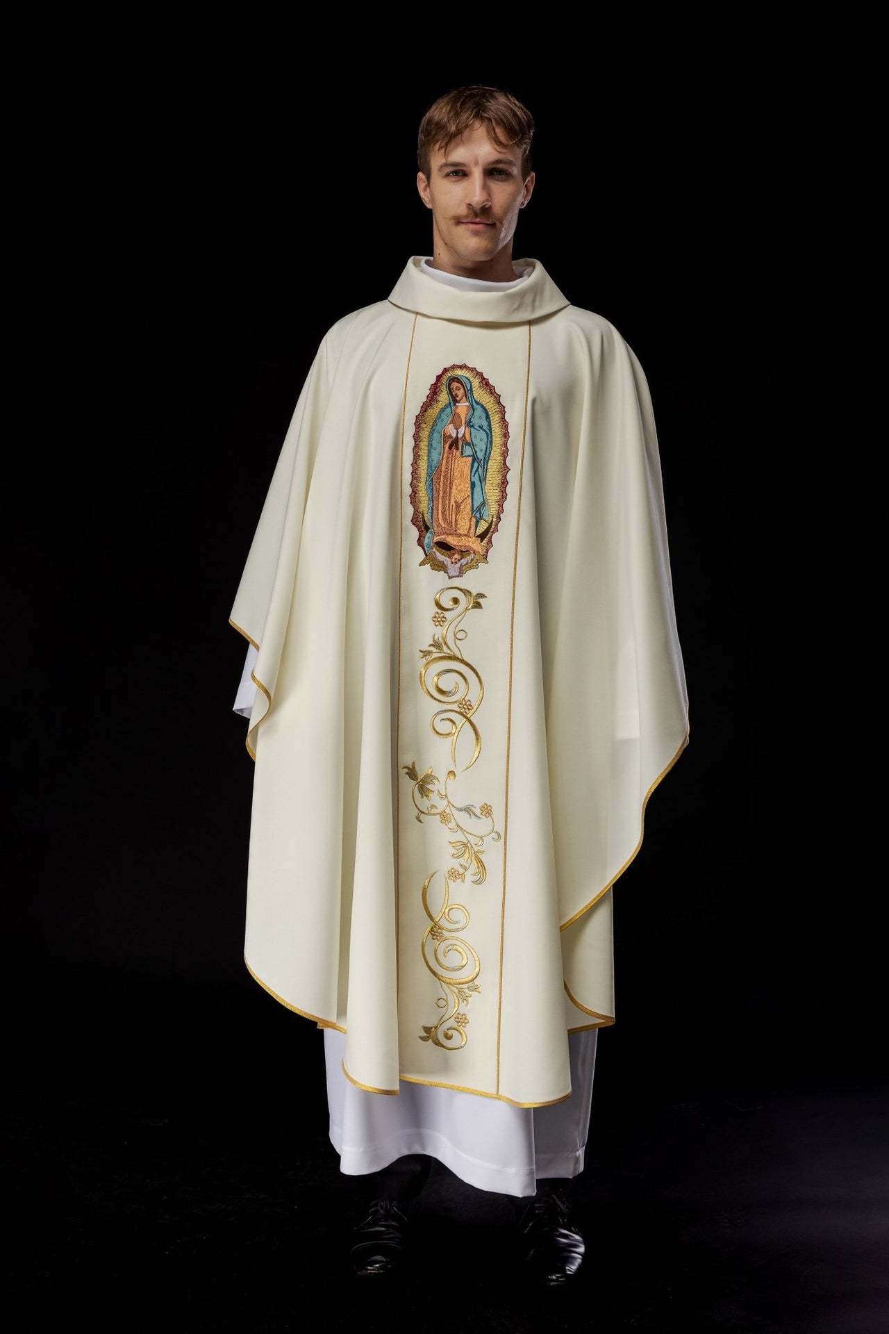 Ornat haftowany z wizerunkiem Matki Bożej Guadalupe