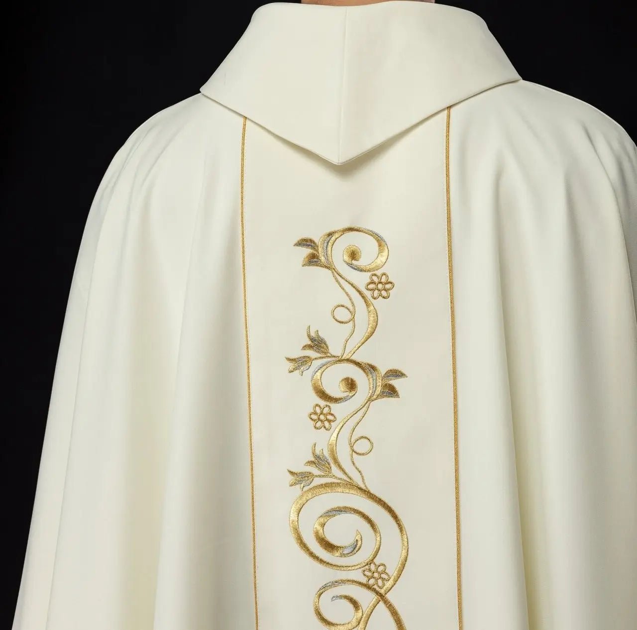 Chasuble brodée avec l'image de Notre-Dame de Guadalupe