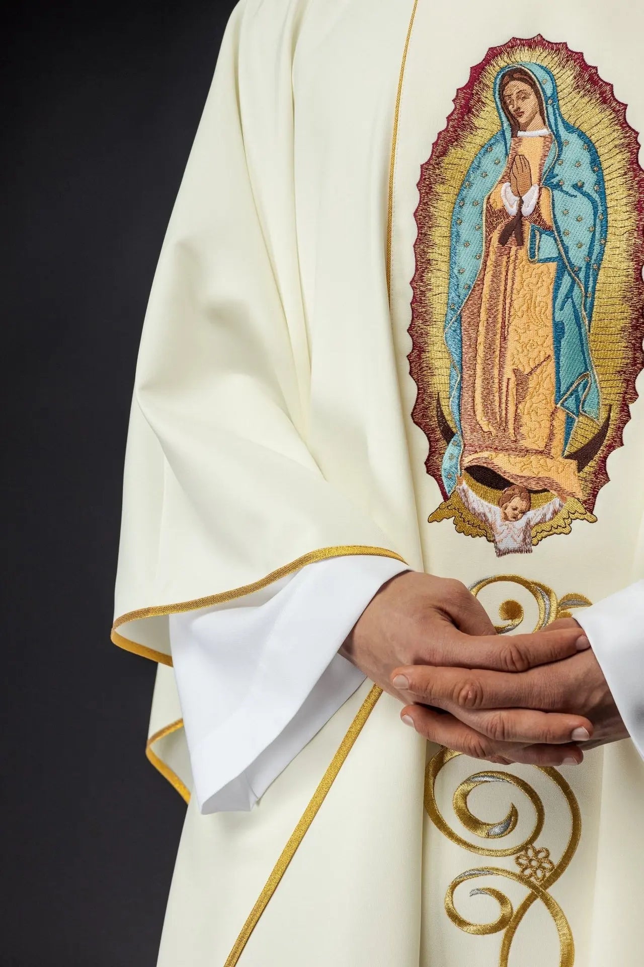 Chasuble brodée avec l'image de Notre-Dame de Guadalupe