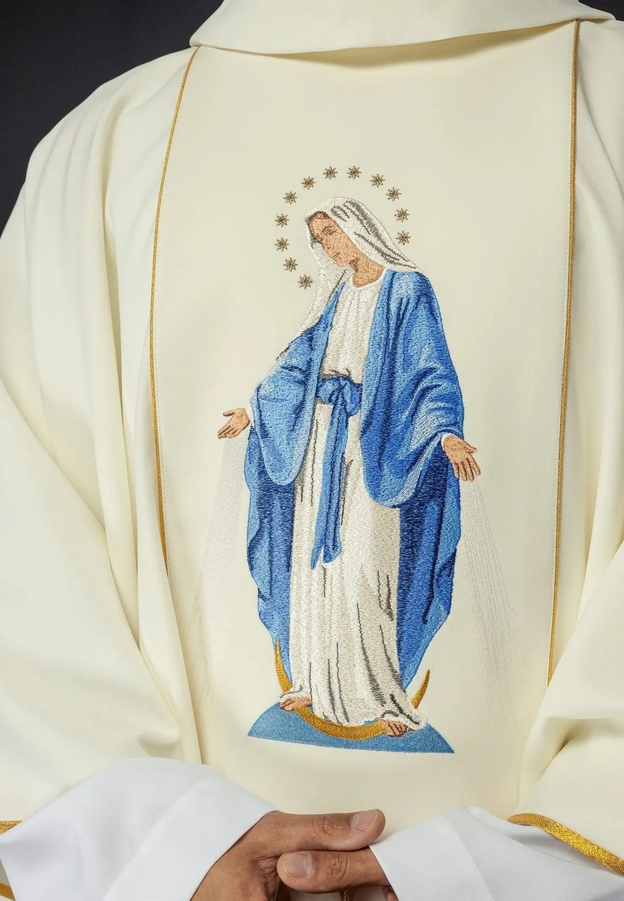 Chasuble brodée avec l'image de Notre-Dame Immaculée