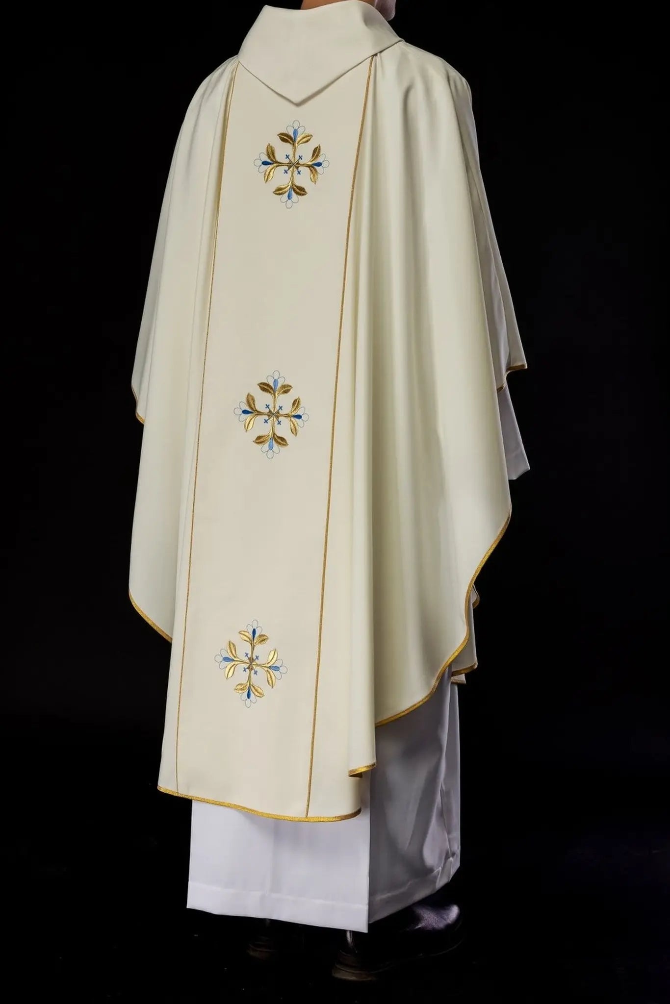 Chasuble brodée avec l'image de Notre-Dame Immaculée