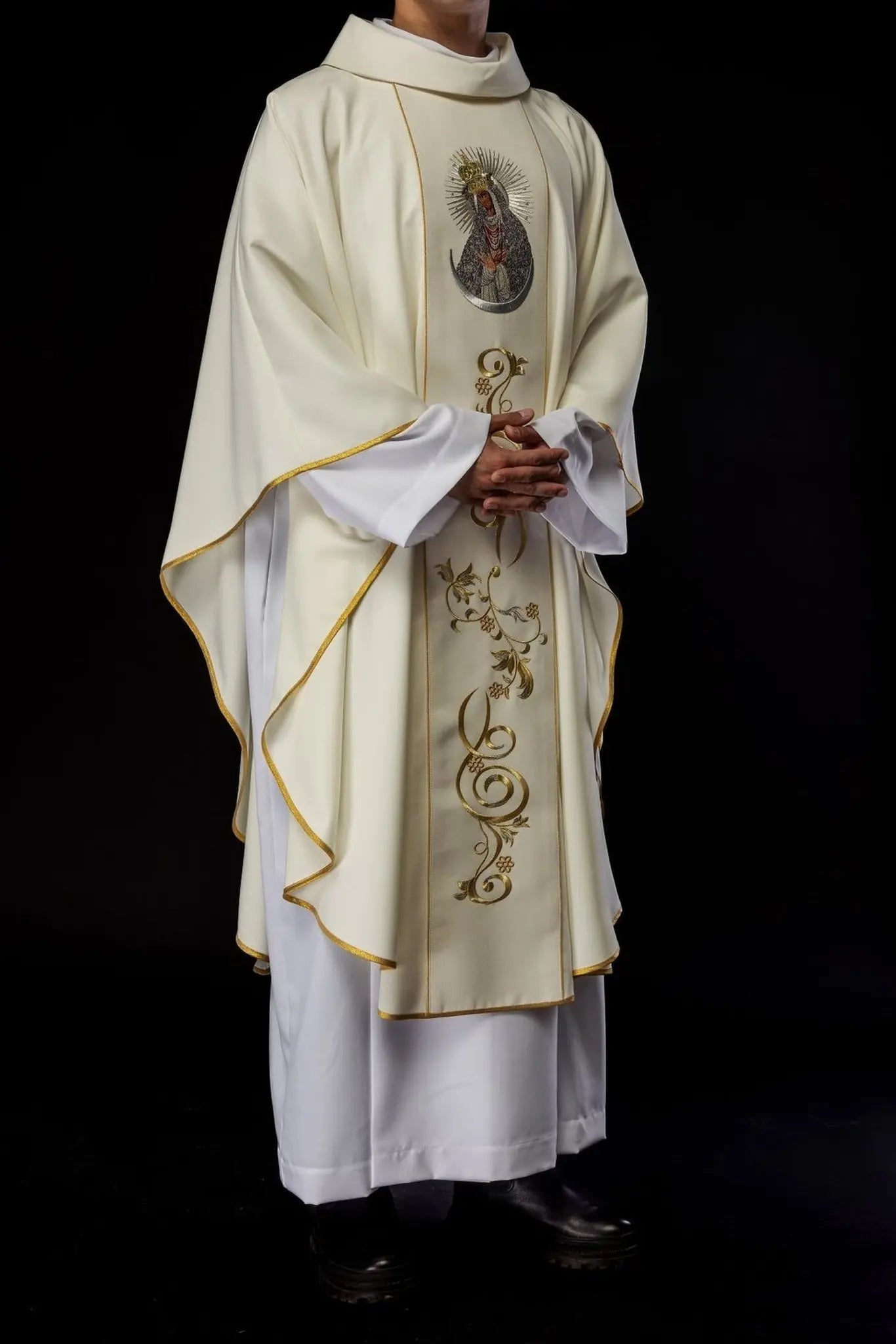 Embroidered chasuble with the image of Our Lady of the Dawn Gate