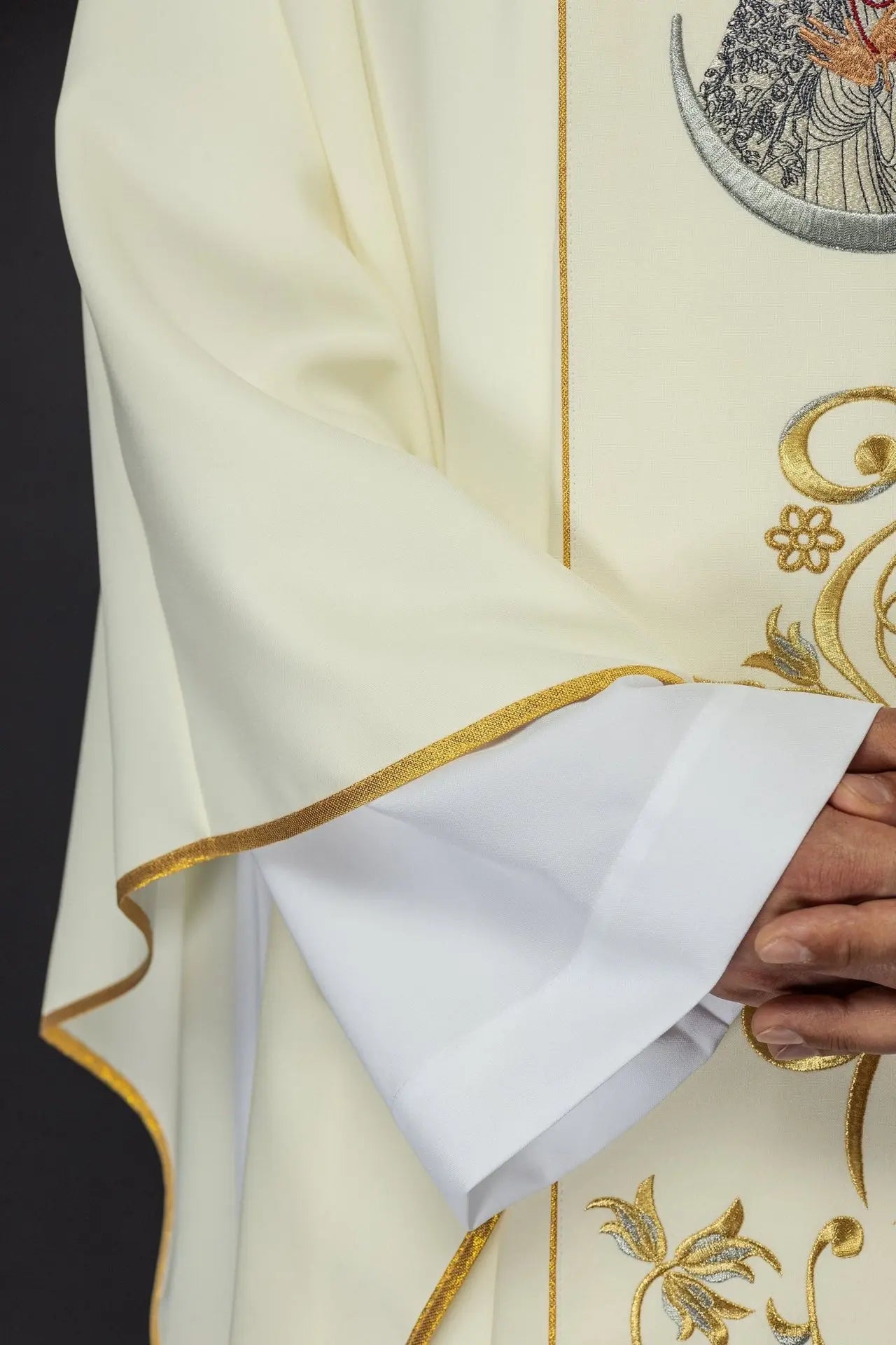 Embroidered chasuble with the image of Our Lady of the Dawn Gate