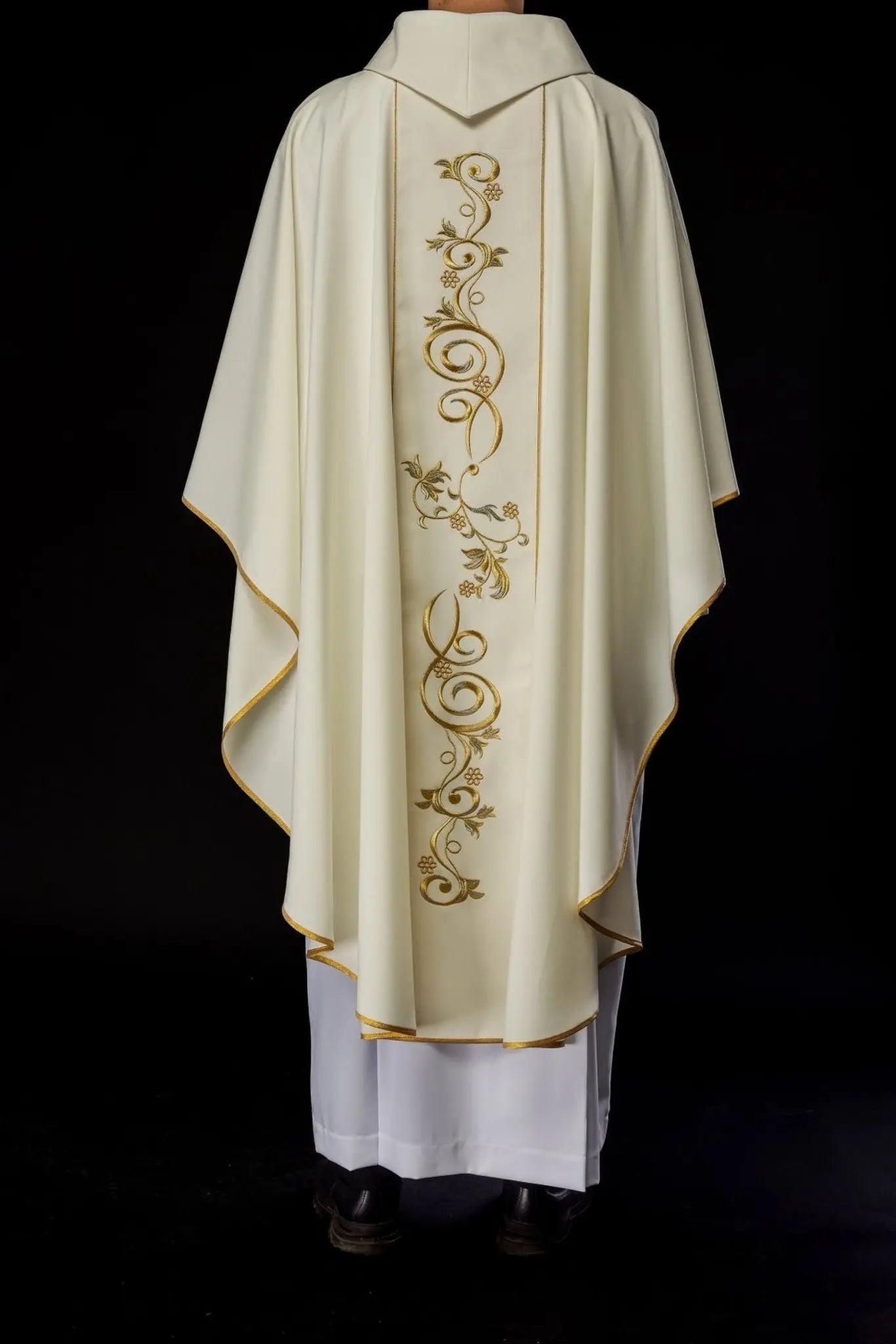 Embroidered chasuble with the image of Our Lady of the Dawn Gate