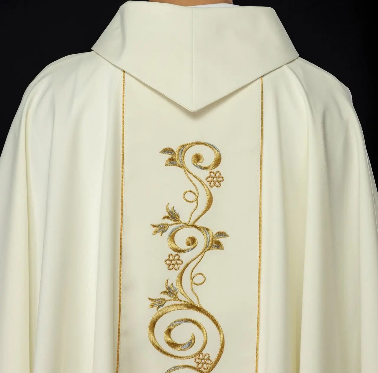 Embroidered chasuble with the image of Our Lady of the Dawn Gate