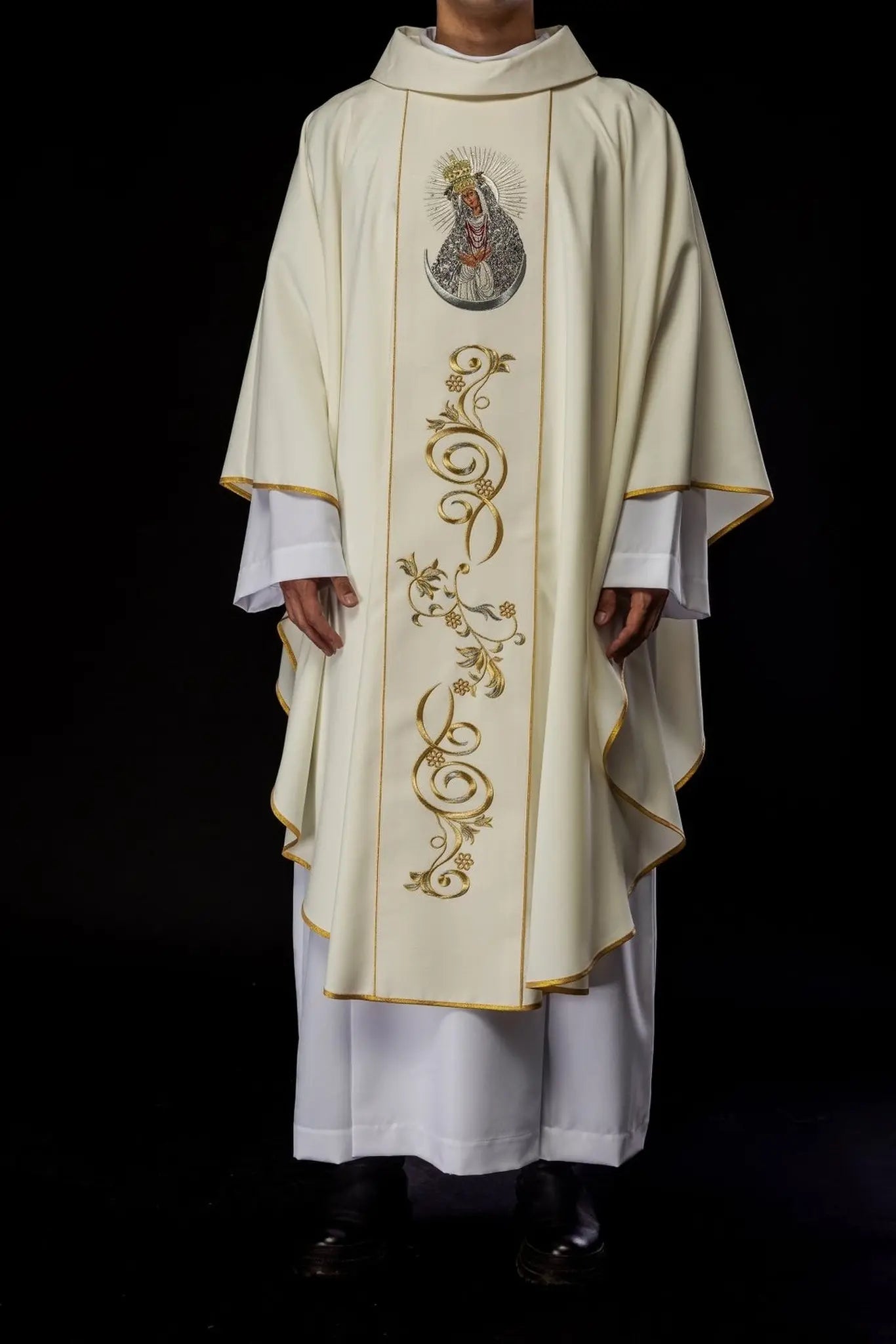 Chasuble brodée avec l'image de Notre-Dame de la Porte de l'Aube
