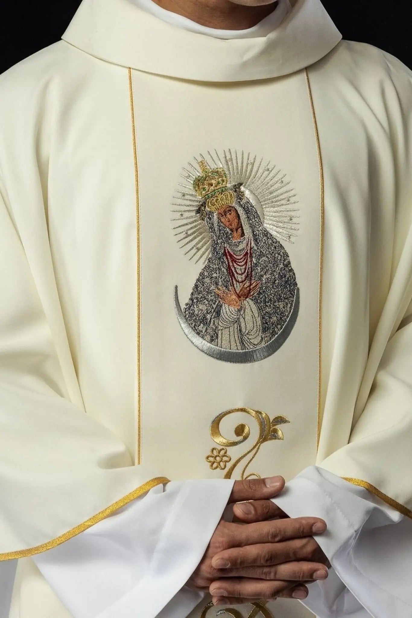 Chasuble brodée avec l'image de Notre-Dame de la Porte de l'Aube