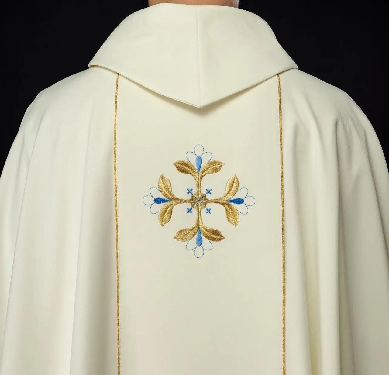 Chasuble brodée avec l'image de Notre-Dame de l'Assomption