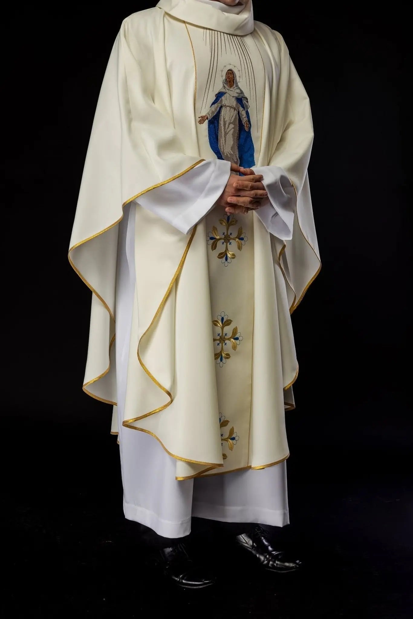 Chasuble brodée avec l'image de Notre-Dame de l'Assomption