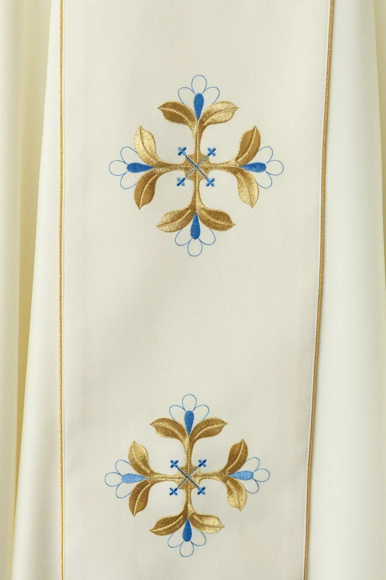 Chasuble brodée avec l'image de Notre-Dame de l'Assomption