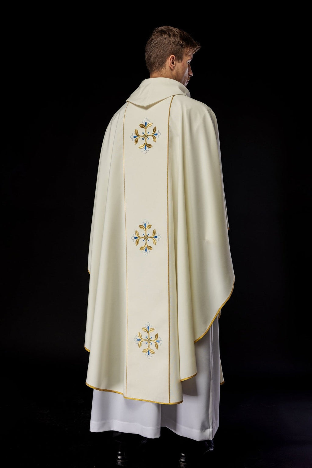 Ornat haftowany z wizerunkiem Matki Bożej Wniebowziętej