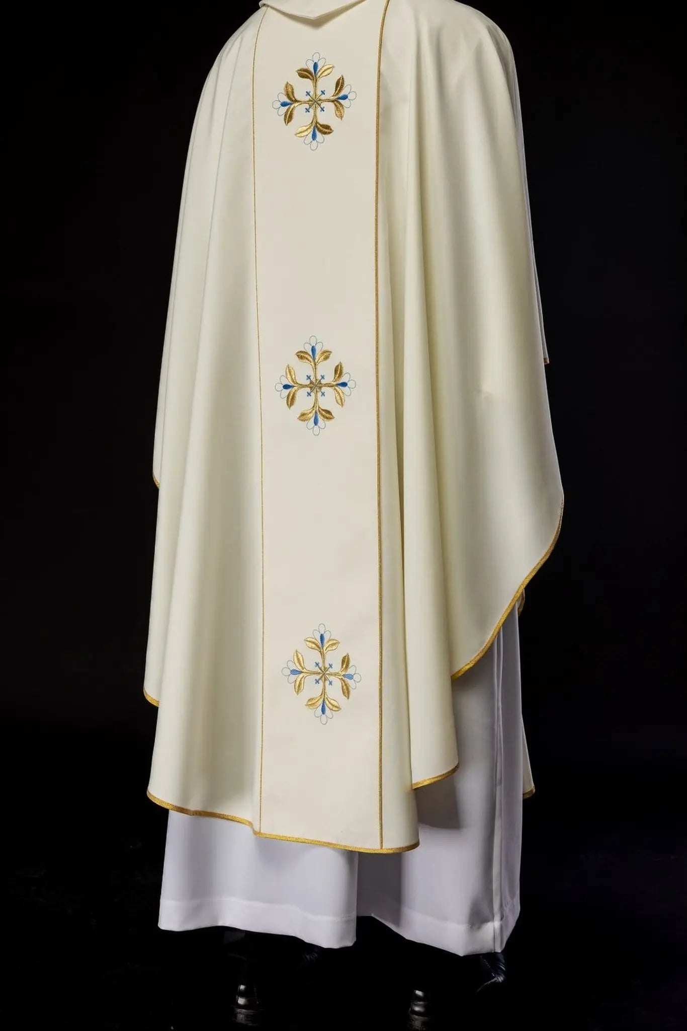 Chasuble brodée avec l'image de Notre-Dame de l'Assomption