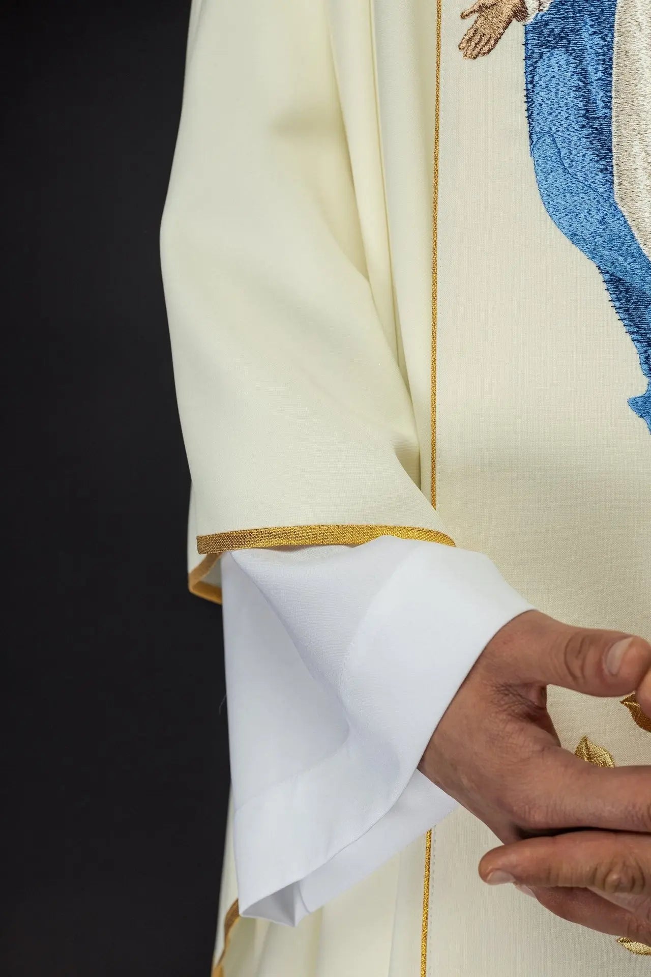 Chasuble brodée avec l'image de Notre-Dame de l'Assomption