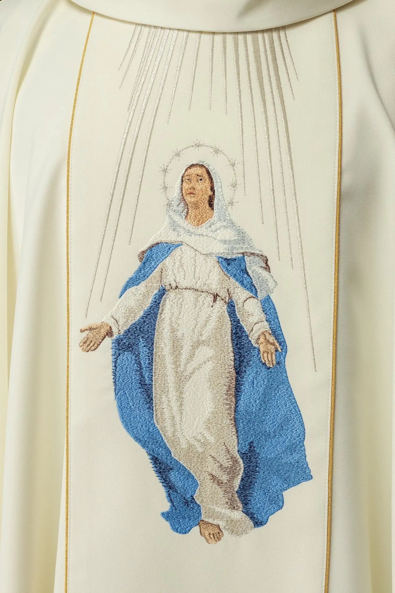 Chasuble brodée avec l'image de Notre-Dame de l'Assomption