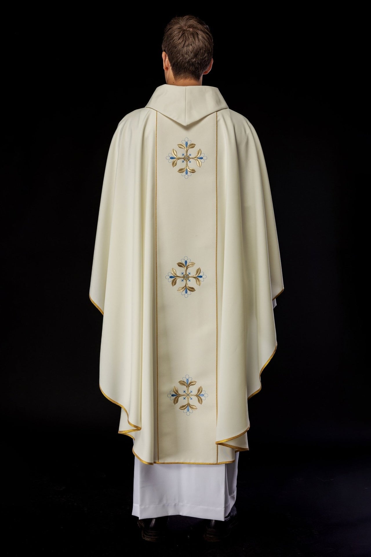 Ornat haftowany z wizerunkiem Matki Bożej z Dzieciątkiem