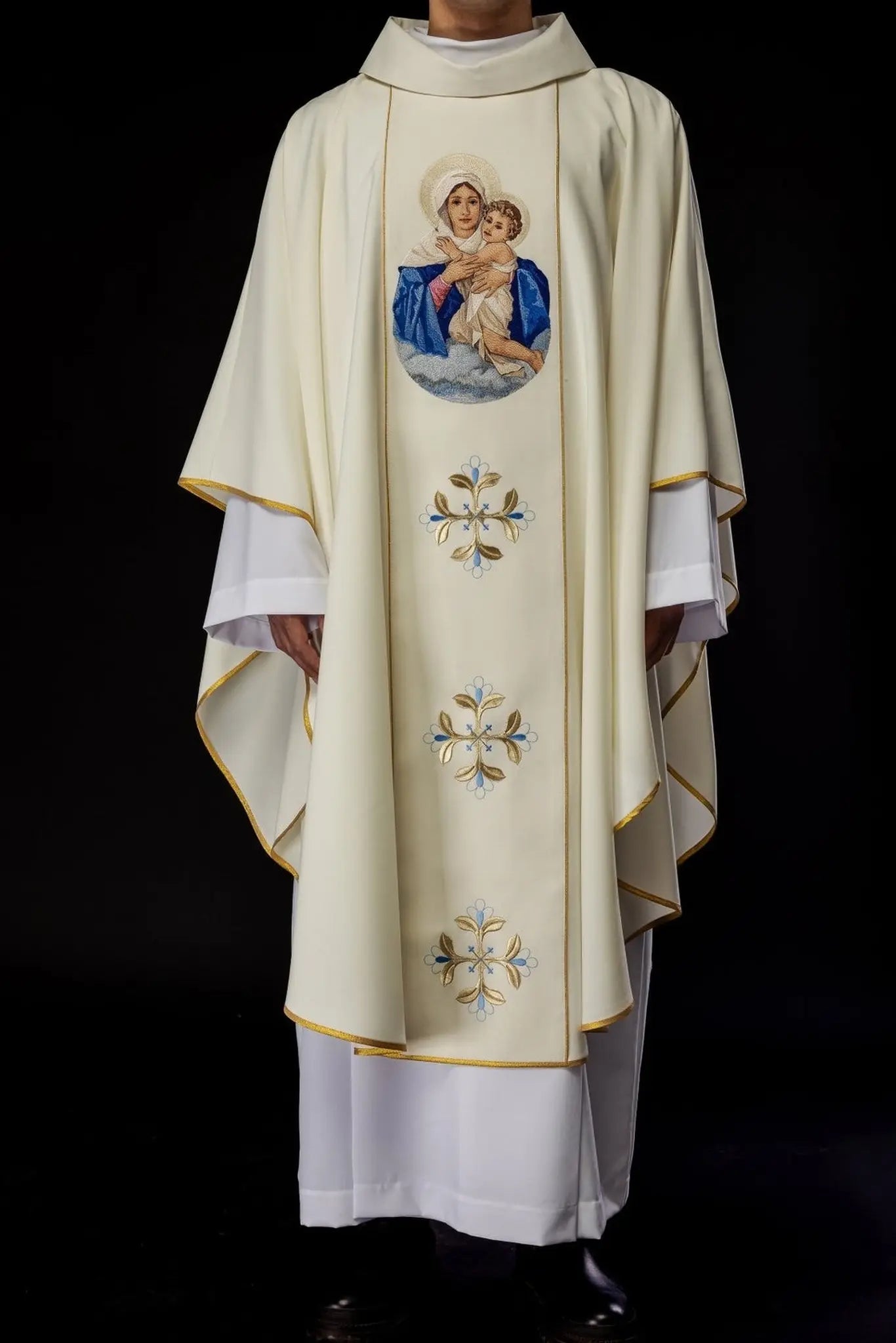Chasuble brodée avec l'image de Notre-Dame et de l'Enfant