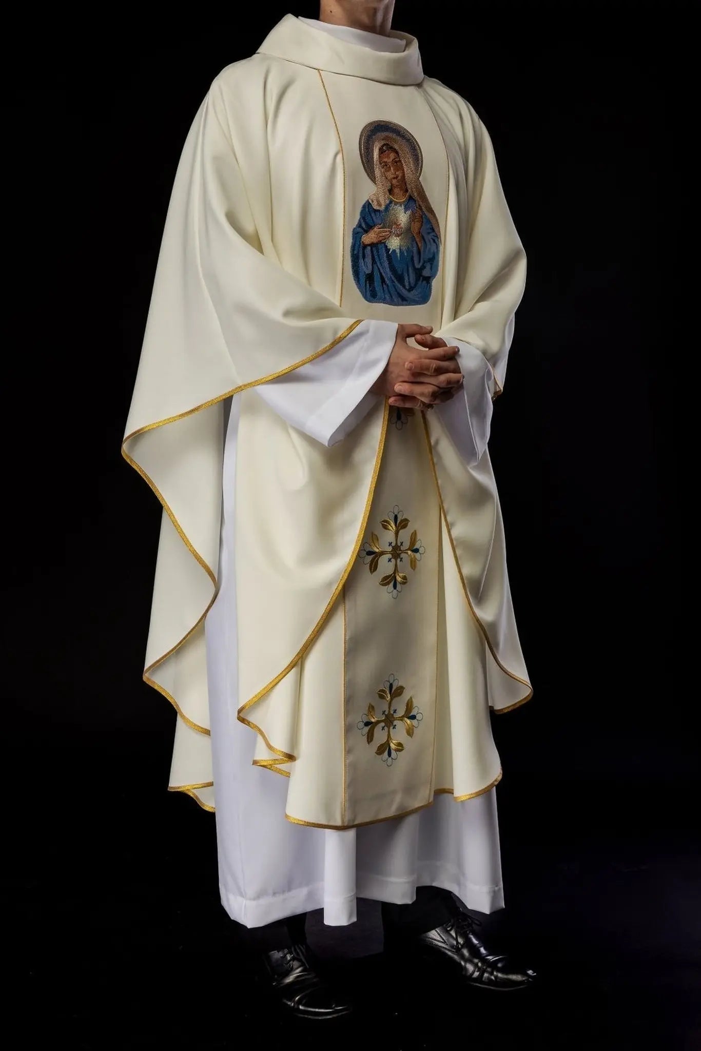 Chasuble brodée avec une image du Cœur de Marie