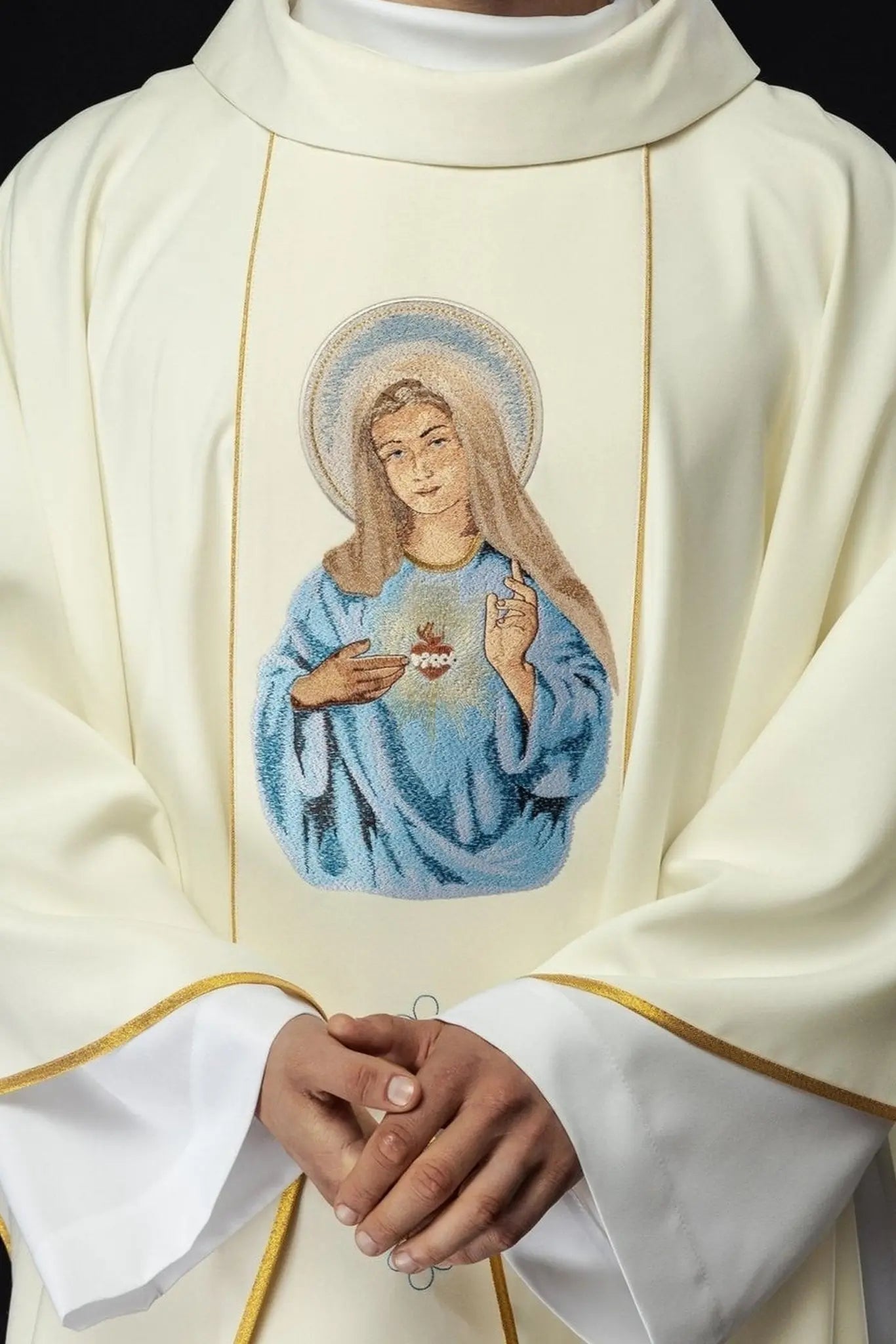Chasuble brodée avec une image du Cœur de Marie