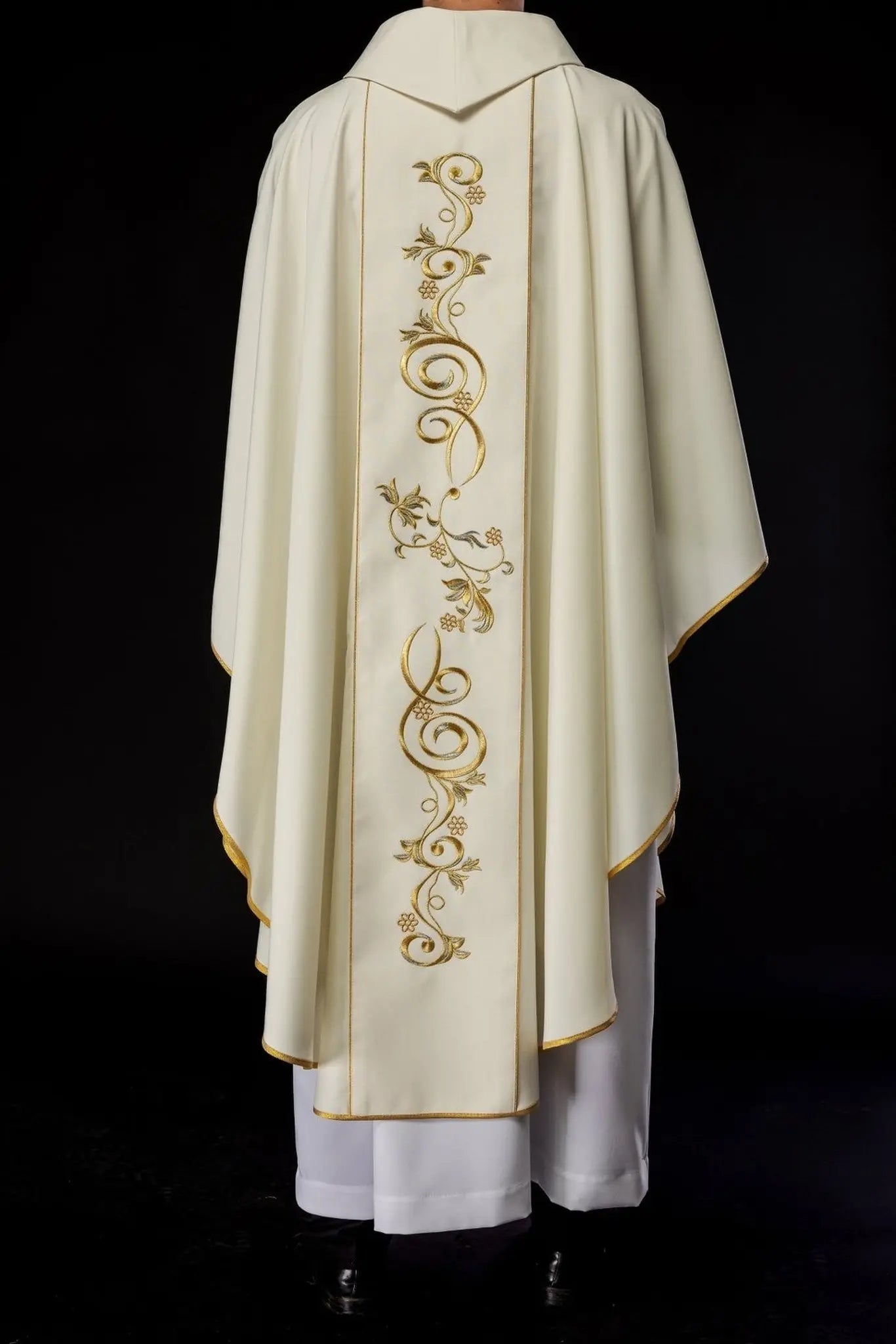 Chasuble brodée avec une image du Cœur de Marie