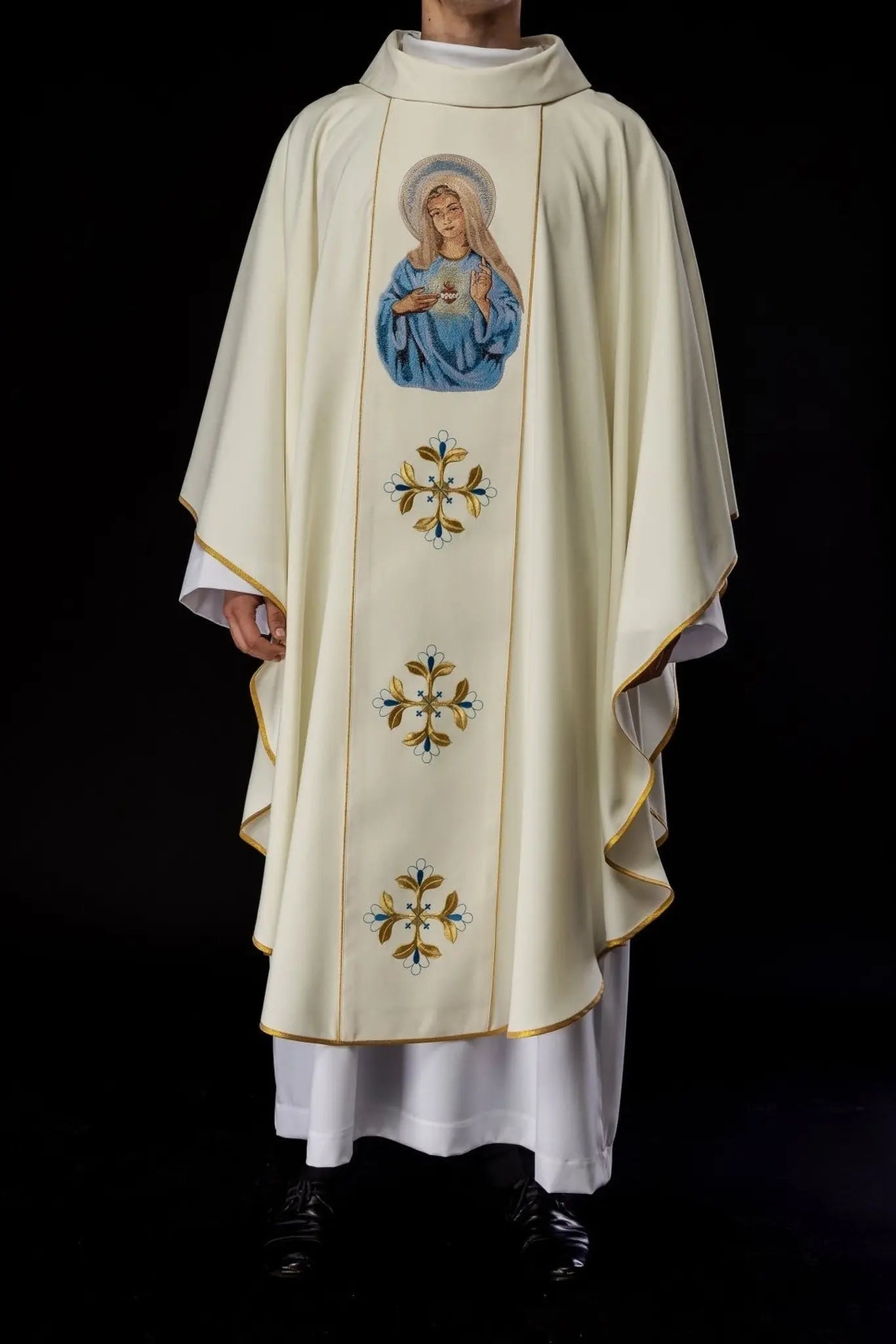 Chasuble brodée avec une image du Cœur de Marie