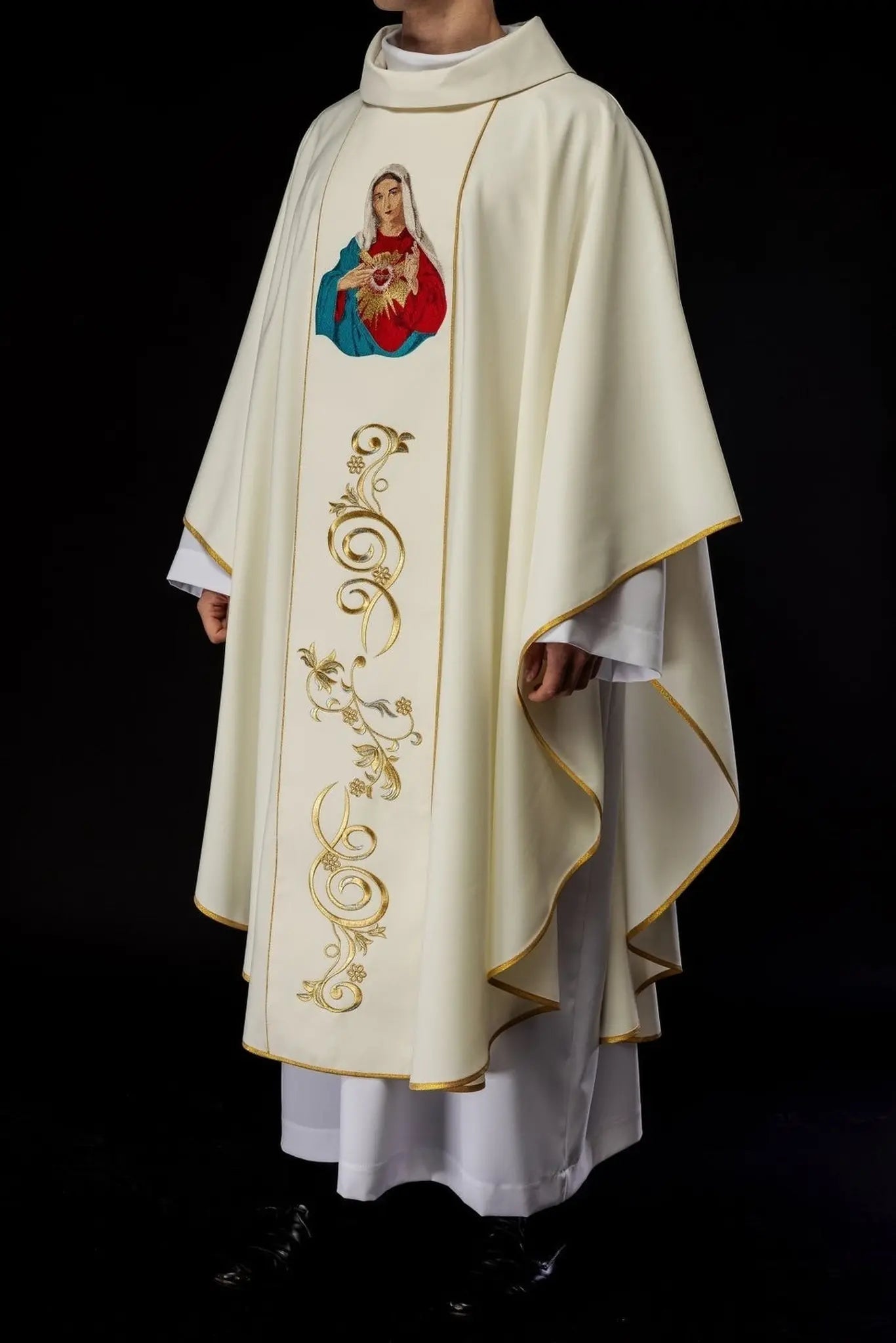 Chasuble brodée avec une image du Cœur de Marie