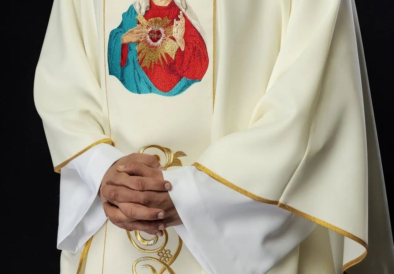 Chasuble brodée avec une image du Cœur de Marie