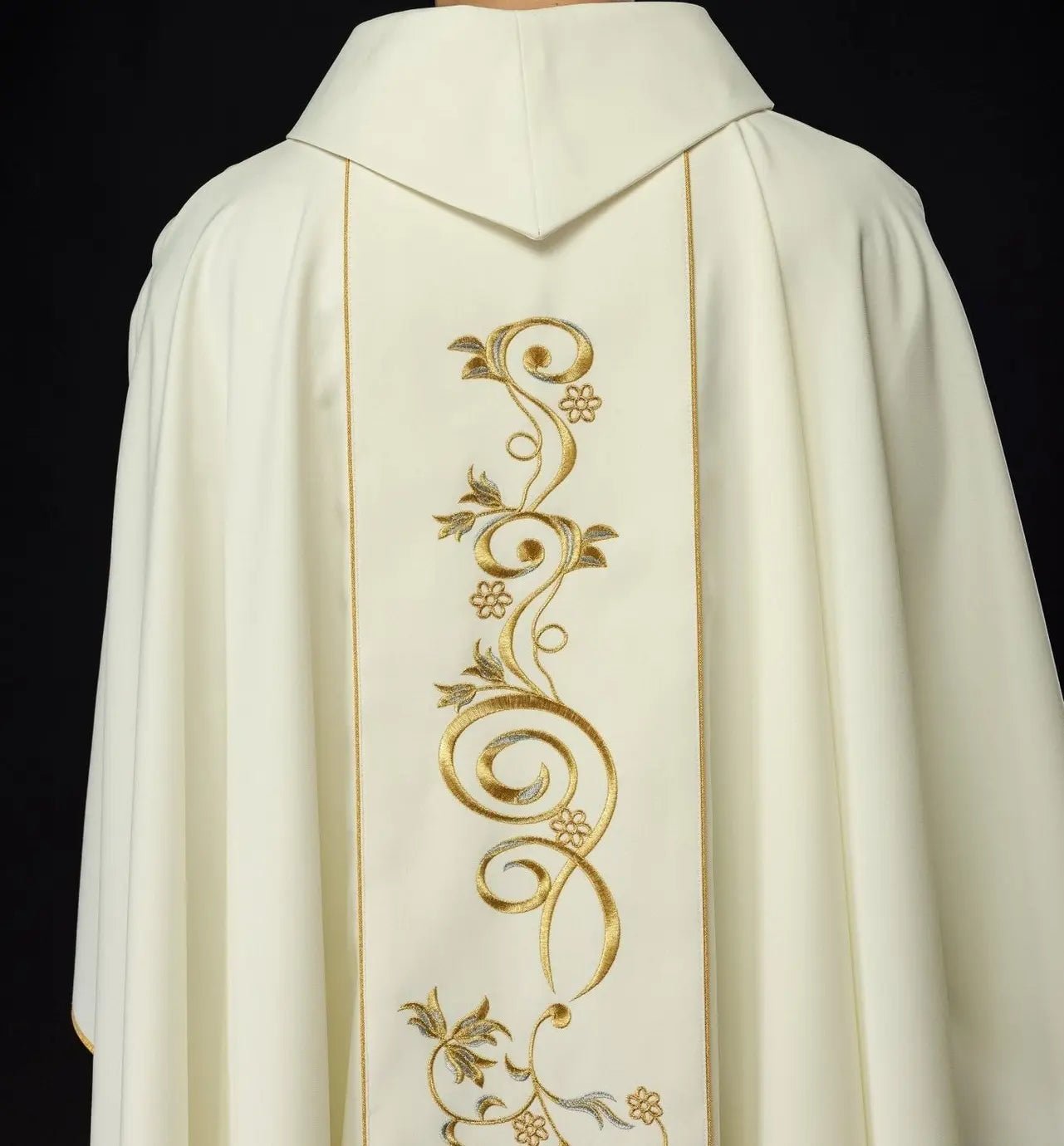 Chasuble brodée avec une image du Cœur de Marie