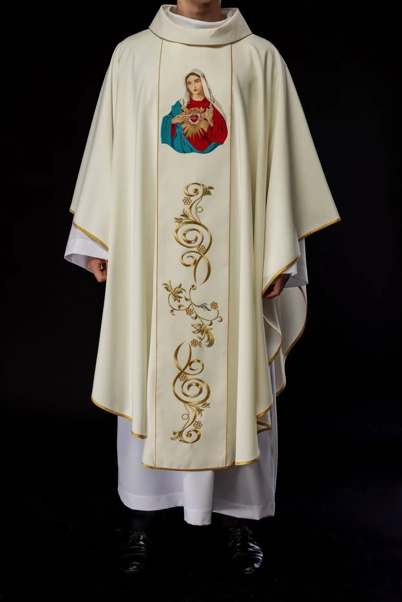 Chasuble brodée avec une image du Cœur de Marie