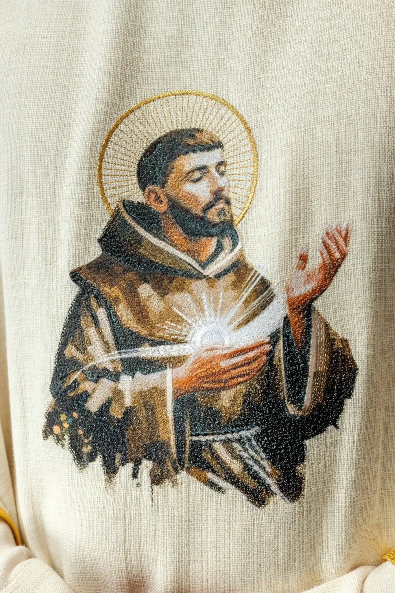 Chasuble brodée avec l'image de Saint François