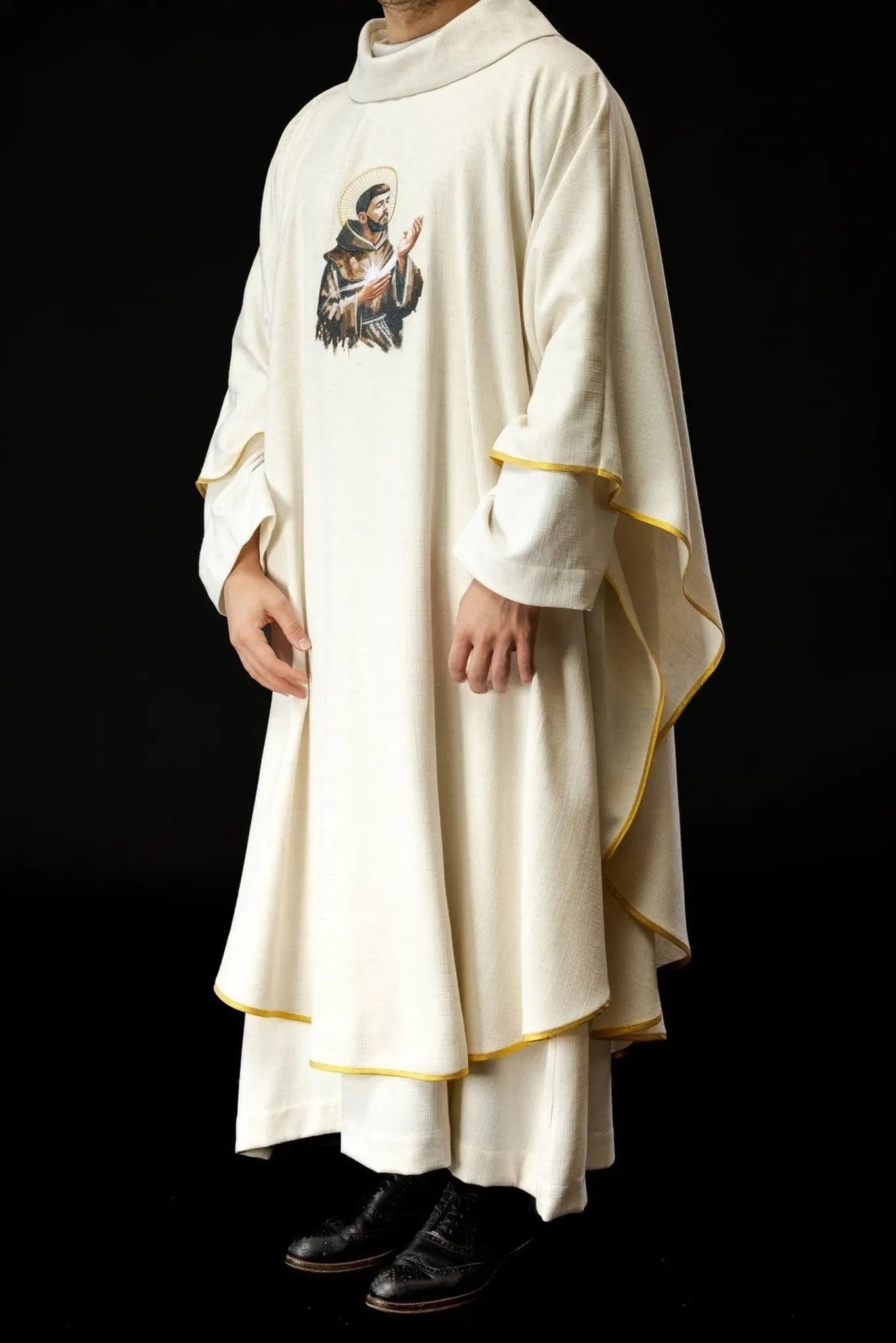 Chasuble brodée avec l'image de Saint François
