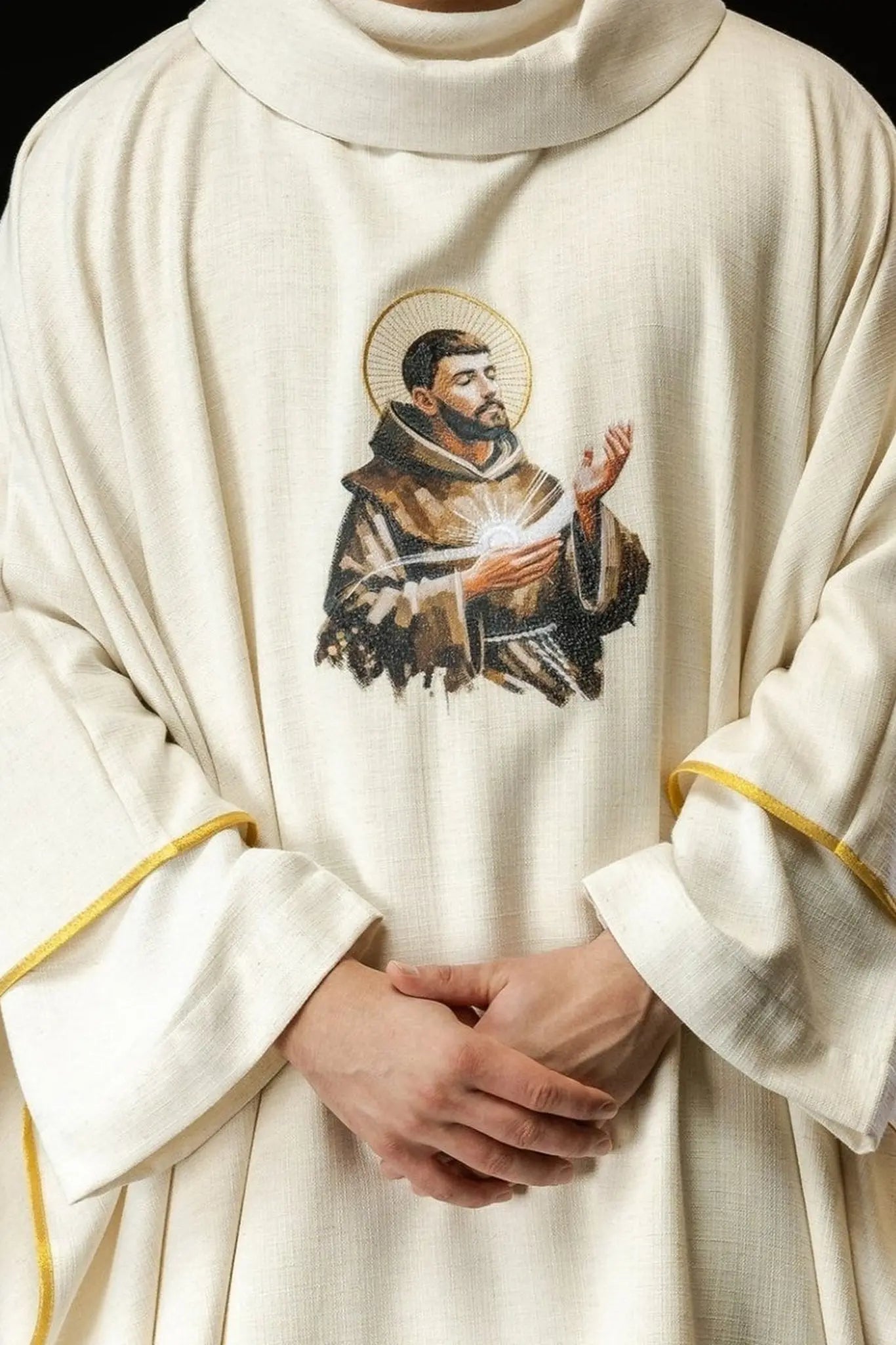 Chasuble brodée avec l'image de Saint François