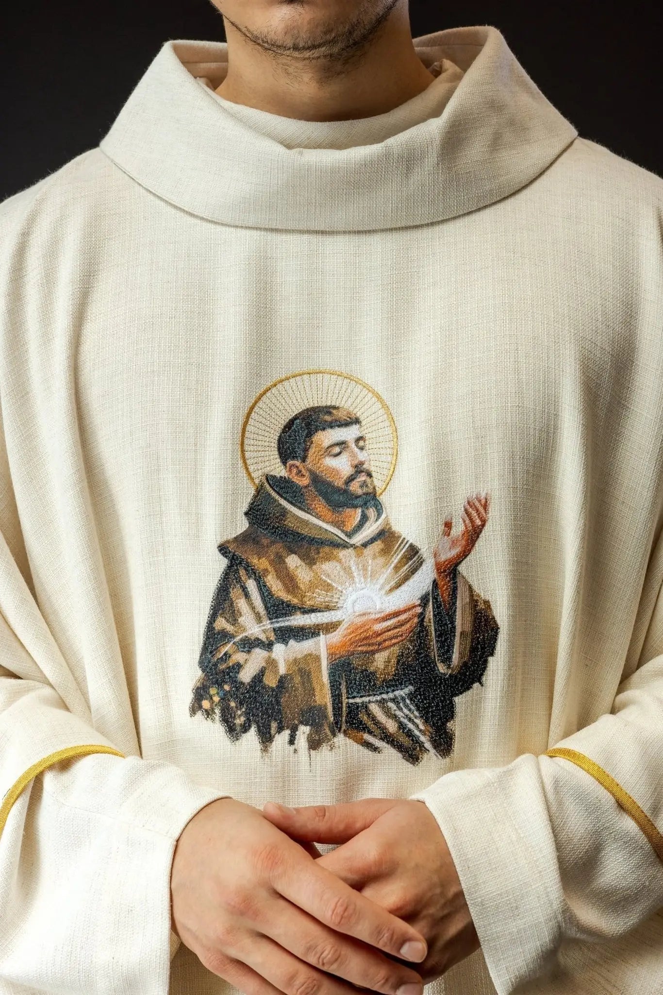 Chasuble brodée avec l'image de Saint François