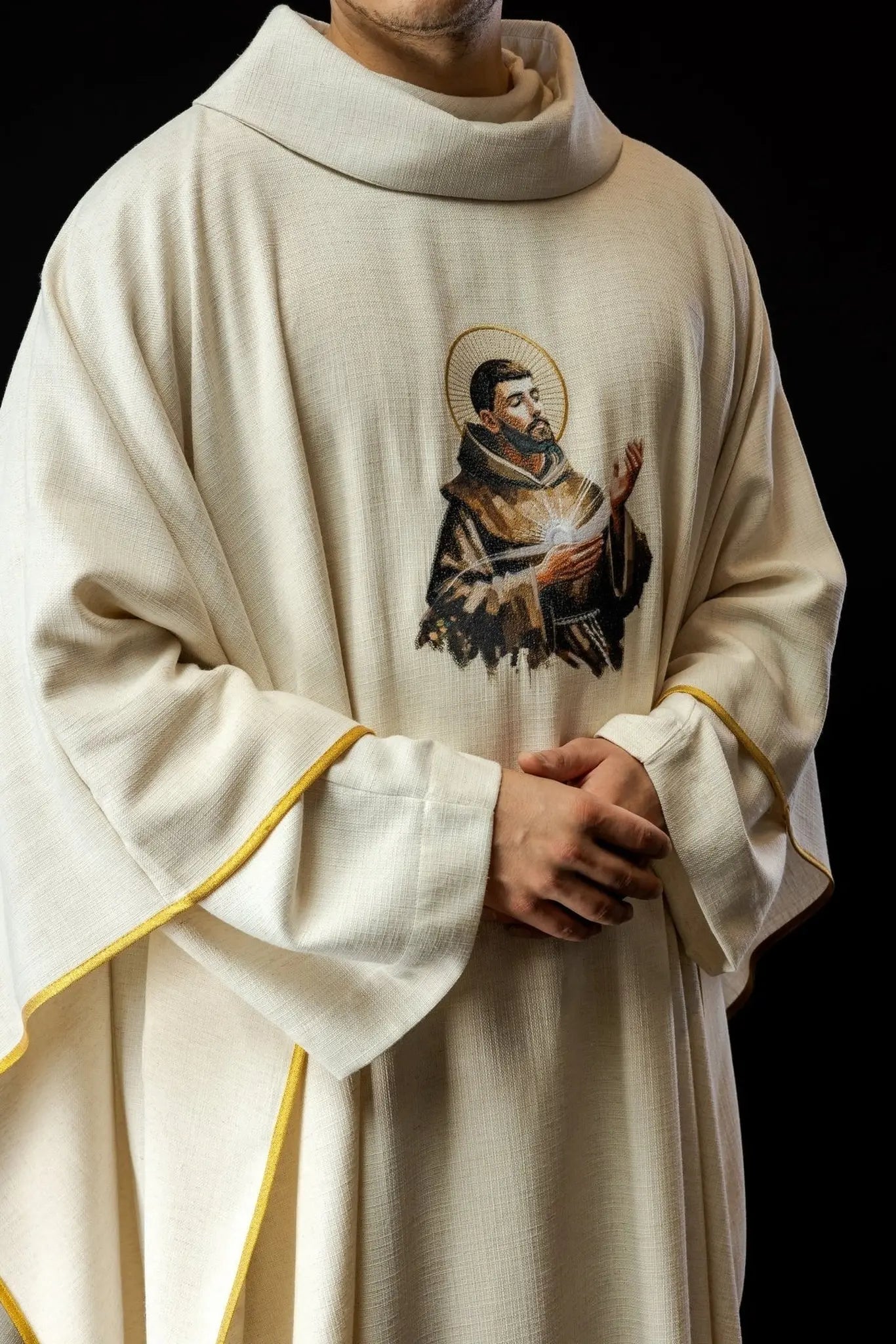 Chasuble brodée avec l'image de Saint François