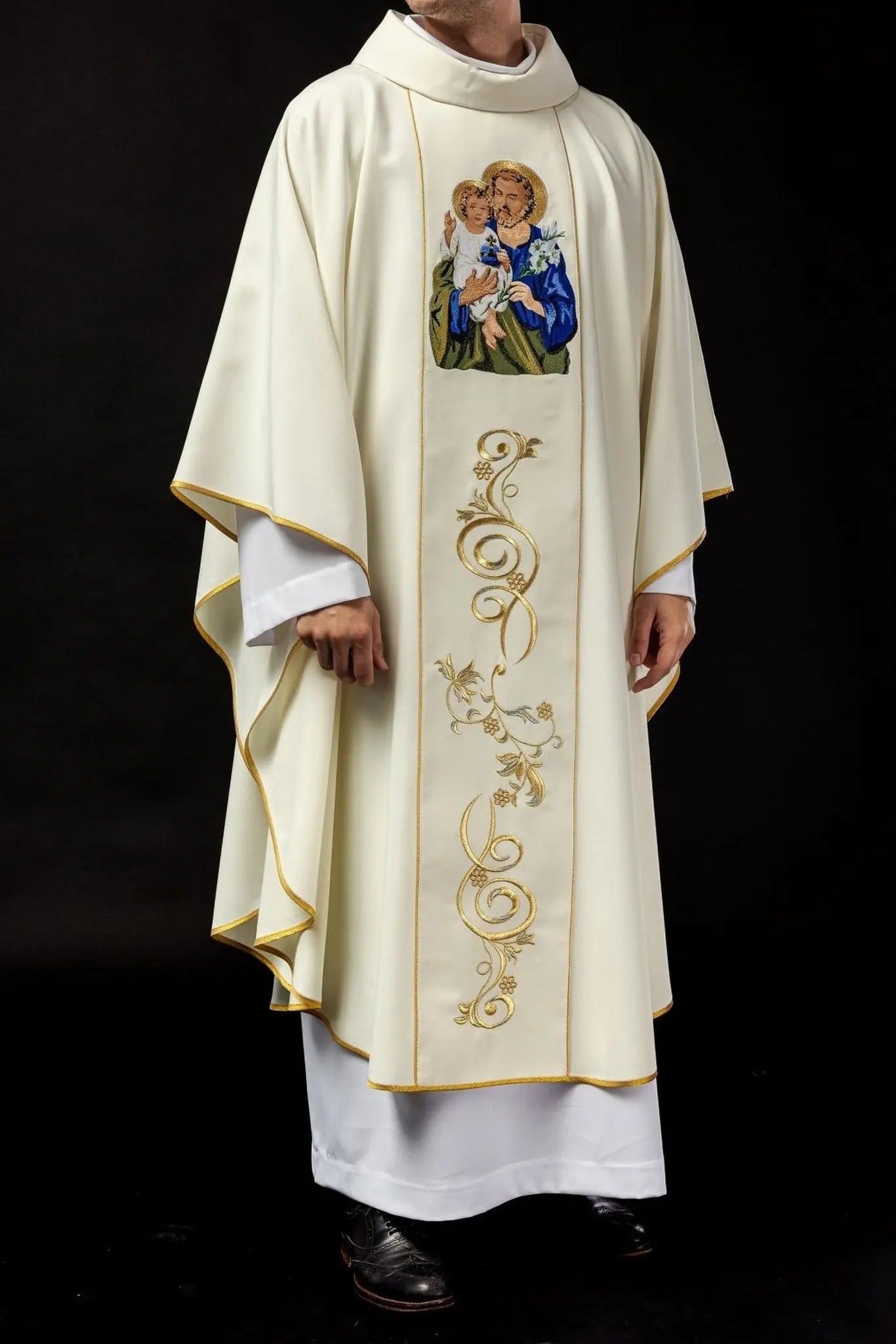 Chasuble brodée avec l'image de Saint Joseph