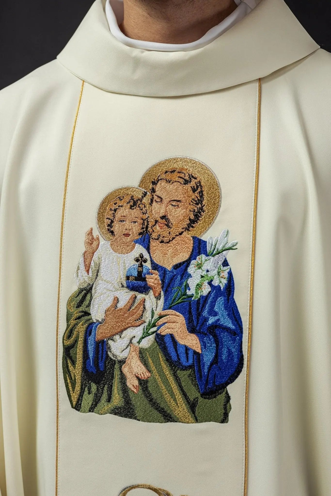 Chasuble brodée avec l'image de Saint Joseph