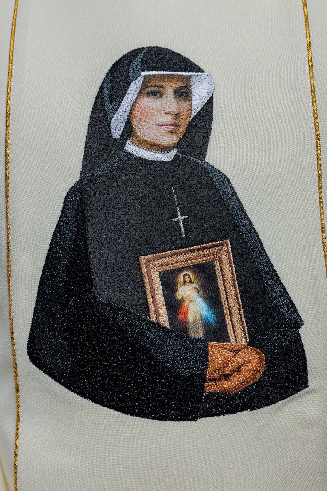 Ornat haftowany z wizerunkiem Świętej Faustyny