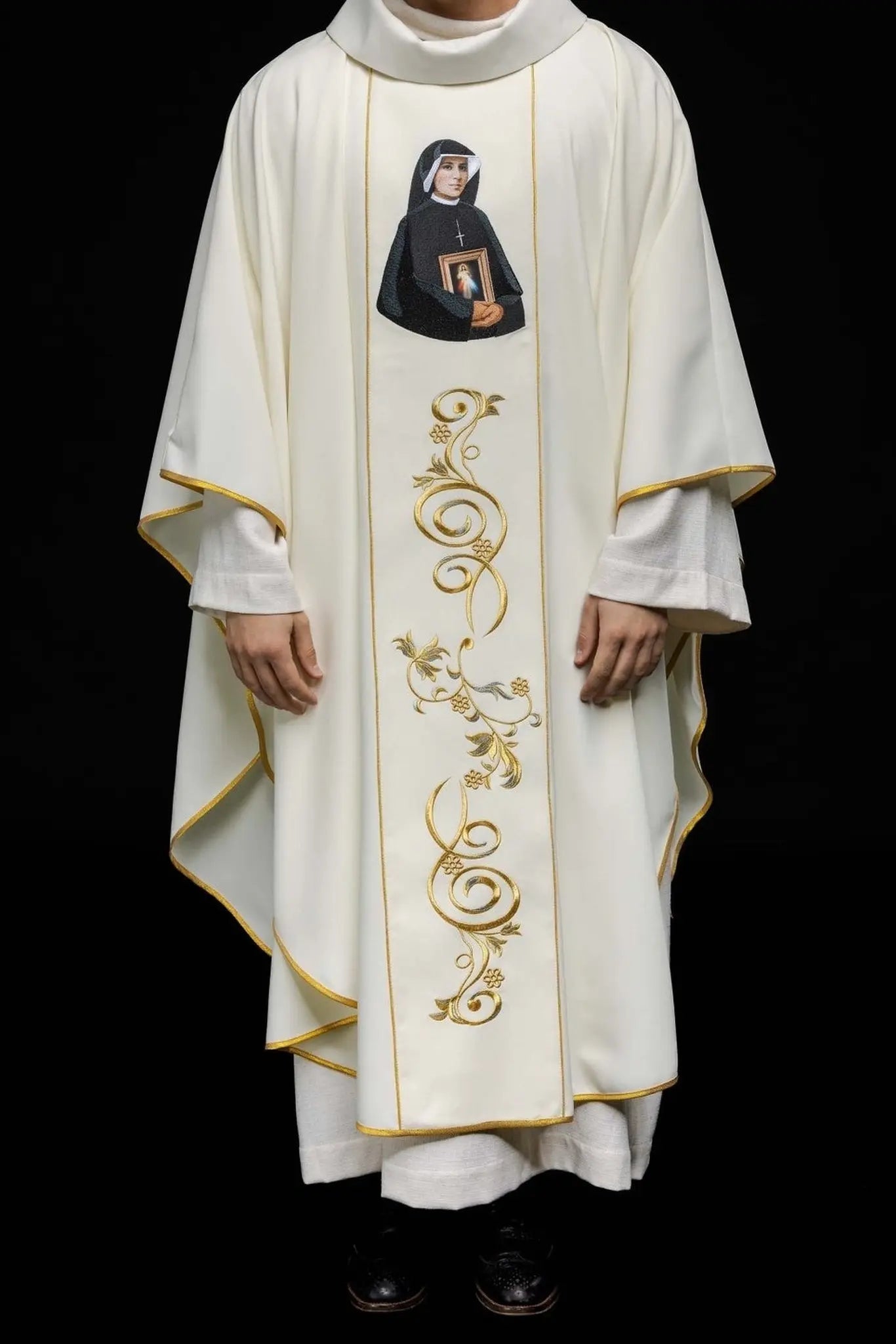 Chasuble brodée présentant l'image de Sainte Faustine