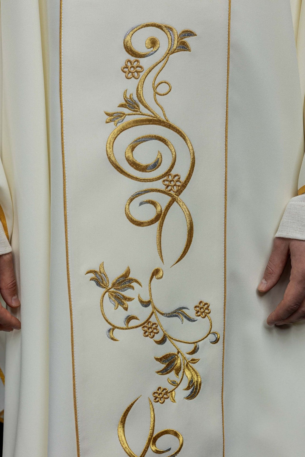 Ornat haftowany z wizerunkiem Świętej Faustyny