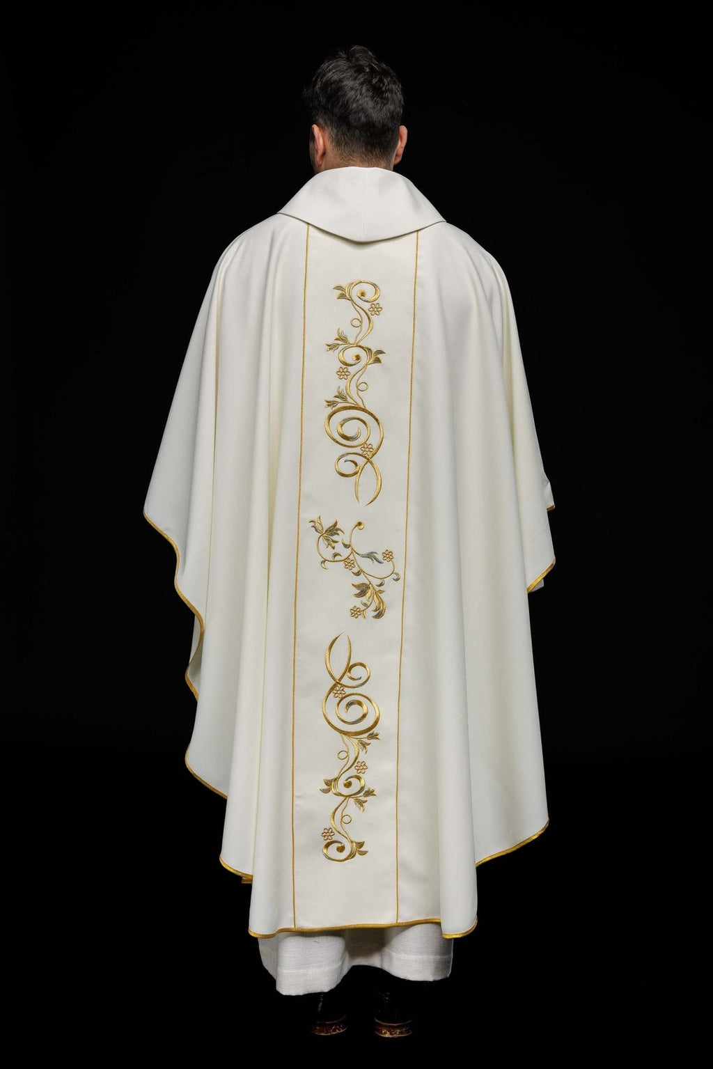 Ornat haftowany z wizerunkiem Świętej Faustyny